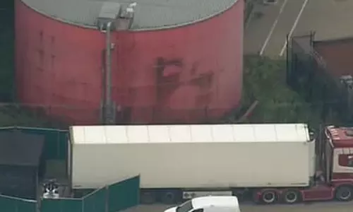 കണ്ടെയ്‍നര്‍ ലോറിയില്‍ 39 മൃതദേഹങ്ങള്‍; ഡ്രൈവര്‍ അറസ്റ്റില്‍