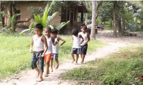 പഴയകാലത്തെ രീതിയില്‍ വസ്ത്രം ധരിച്ച് അവര്‍ പാടത്തും  തൊടിയിലും കളിച്ചു, ചൂണ്ടയിട്ടു; അന്‍പതുകളിലെ കേരളത്തെ പുനരാവിഷ്കരിച്ച് കെ.വി.എം സ്കൂള്‍ 