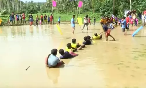 മഴ പെയ്ത്തില്‍ ചെളി നിറഞ്ഞ പാടത്ത് മഴയുത്സവം സംഘടിപ്പിച്ച് കണ്ണൂരിലെ ഒരു ഗ്രാമം  