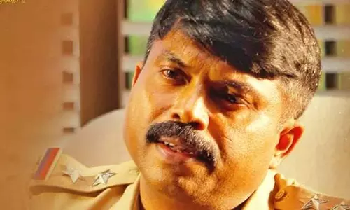 കലോത്സവം പൊടിപൊടിക്കുമ്പോള്‍ ദേശീയ പാതയിൽ ട്രാഫിക് നിയന്ത്രിക്കുന്ന സിനിമാതാരം  