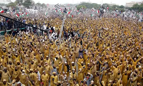 പ്രധാനമന്ത്രിയുടെ മുമ്പിൽ തല കുനിക്കാൻ രാജ്യം തയ്യാറല്ല; ഇംറാന്‍ ഖാന്റെ രാജി ആവശ്യപ്പെട്ട് പാക്കിസ്താനില്‍ പടുകൂറ്റന്‍ റാലി