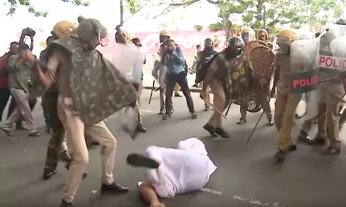 കെ.എസ്.യു സംസ്ഥാന പ്രസിഡന്‍റിനെ പൊലീസ് വളഞ്ഞിട്ടുതല്ലി  