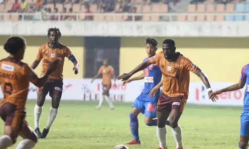 പത്തുപേരായി കളിച്ചിട്ടും ആരോസിനെ തോല്‍പിച്ച് ഗോകുലം; ഐലീഗില്‍  ഒന്നാമത്