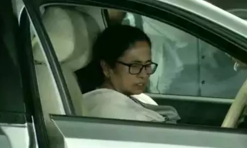 രണ്ട് ദിവസത്തെ ചികിത്സക്ക് ശേഷം മമത ആശുപത്രി വിട്ടു; വീൽചെയറിൽ വീട്ടിലേക്ക്