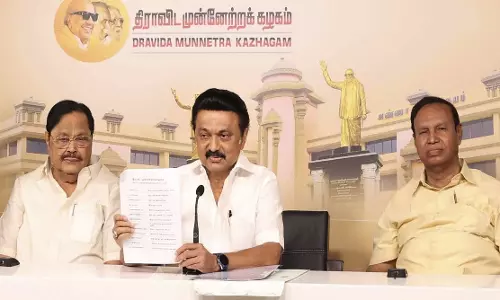 ഇന്ധന വില കുറയ്ക്കും, റേഷൻ കാർഡുള്ളവര്‍ക്ക് 4000 രൂപ; വാഗ്ദാന പെരുമഴയുമായി ഡിഎംകെ