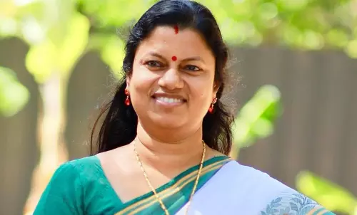 ഇന്നലെ കണ്ണീരണിഞ്ഞ ബിന്ദു കൃഷ്ണ കൊല്ലത്ത്; അവഗണനയില്‍ മനംനൊന്ത് ലതിക സുഭാഷും രമണി പി നായരും