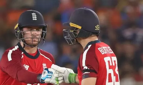 ബൗളിങ്ങിലും പിഴച്ചു; ഇന്ത്യക്കെതിരെ ഇംഗ്ലണ്ടിന് അനായാസ ജയം