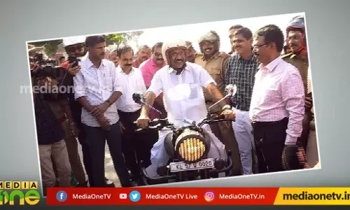 ചേതോഹരമായ ഒരു ഹെല്മെറ്റ് ഉത്സവം ചേതോഹരമായ ഒരു ഹെല്മെറ്റ് ഉത്സവം