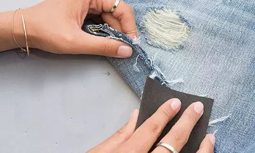 കീറിയ ജീൻസ് ട്വിറ്ററിൽ ട്രൻഡിങ്; കാരണമിതാണ്