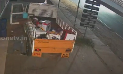 എത്തിയത് പിക്ക്അപ്പ് ലോറിയുമായി: ടൂവീലര്‍ ആക്സസറീസ് മോഷ്ടിച്ച കള്ളന്മാര്‍ സിസിടിവിയില്‍ കുടുങ്ങി