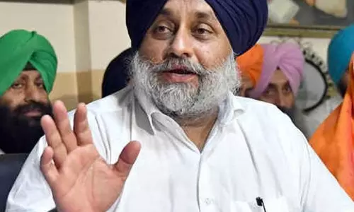 അകാലിദൾ അധ്യക്ഷൻ ഡൽഹിയിൽ കസ്റ്റഡിയിൽ അകാലിദൾ അധ്യക്ഷൻ ഡൽഹിയിൽ കസ്റ്റഡിയിൽ