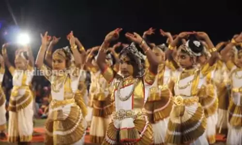 9 മുതല്‍ 65 വയസുകാരികള്‍ വരെ പകര്‍ന്നാടിയ മെഗാ മോഹിനിയാട്ടം