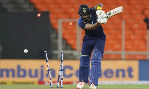 ഇന്ത്യയ്ക്ക് ബാറ്റിങ് തകര്ച്ച ഇന്ത്യയ്ക്ക് ബാറ്റിങ് തകര്ച്ച