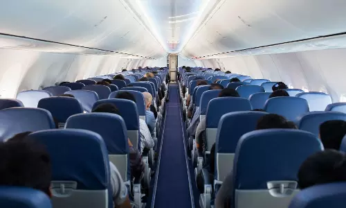 ആകാശത്തു വച്ച് വിമാനത്തിന്‍റെ എമർജൻസി വാതിൽ തുറക്കാൻ ശ്രമിച്ച യാത്രക്കാരൻ അറസ്റ്റിൽ