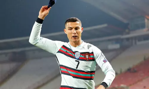 ക്രിസ്റ്റ്യാനോ റൊണാള്‍ഡോ ഊരിയെറിഞ്ഞ ആംബാന്‍ഡ് ലേലത്തിന്: ലക്ഷ്യം ചാരിറ്റി