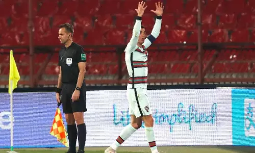 ഗോള്‍ അനുവദിച്ചില്ല; ക്യാപ്റ്റൻ ആംബാൻഡ്‌ വലിച്ചെറിഞ്ഞ് റൊണാൾഡോ