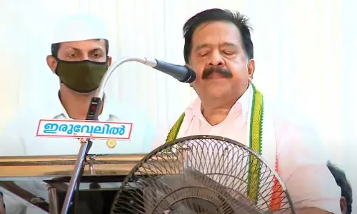 പ്രചാരണത്തിനിടെ വിങ്ങിപ്പൊട്ടി രമേശ് ചെന്നിത്തല