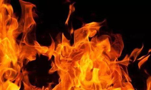 വയനാട്ടിൽ യുവാവ് വീട്ടമ്മയെ പെട്രോൾ ഒഴിച്ച് തീ കൊളുത്തി