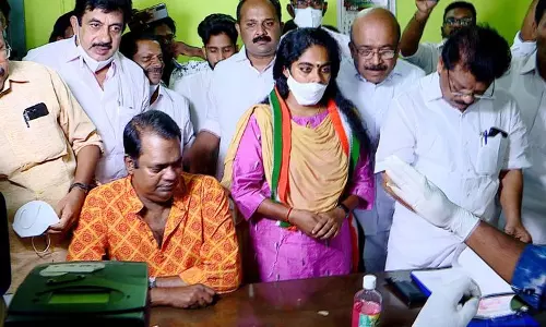 അരിതാ ബാബുവിന് കെട്ടിവെക്കാനുള്ള കാശുമായി നടൻ സലീംകുമാർ കായംകുളത്തെത്തി