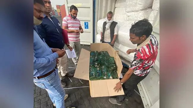 ഡല്‍ഹിയില്‍ അഞ്ച് കോടിയുടെ മയില്‍പീലികള്‍ കസ്റ്റംസ് പിടിച്ചു