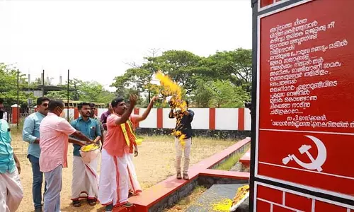പുന്നപ്ര-വയലാർ സ്മാരകത്തിൽ പുഷ്പാർച്ചന നടത്തി ബിജെപി സ്ഥാനാർത്ഥി