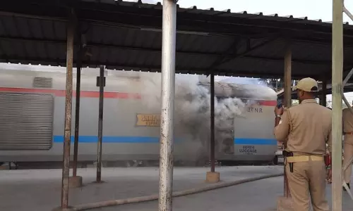 ശതാബ്ദി എക്സ്പ്രസില്‍ തീപ്പിടിത്തം; ആളപായമില്ല