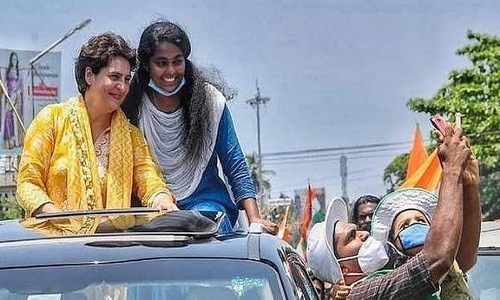 മുഖ്യമന്ത്രി വിദേശത്തെ സ്വര്‍ണത്തിന് പിന്നാലെ, ജനങ്ങളാകുന്നു കേരളത്തിലെ യഥാർത്ഥ സ്വർണം