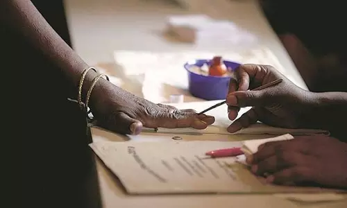 പെന്‍ഷനെന്ന് എല്‍.ഡി.എഫ്, മാസം 2000 വീതമെന്ന് യു.ഡി.എഫ്: വീട്ടമ്മമാരുടെ വോട്ട് ആര്‍ക്ക്?