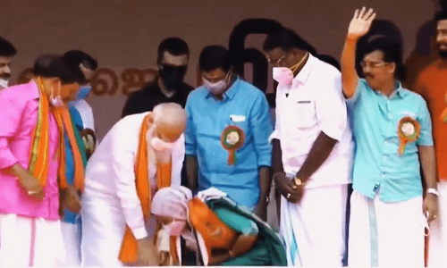 എൻ.ഡി.എ സ്ഥാനാർത്ഥി നസീമയുടെ കാല്‍ തൊട്ട് വന്ദിച്ച് പ്രധാനമന്ത്രി‌ നരേന്ദ്ര മോദി