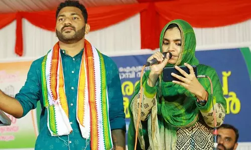 പ്രചാരണ വേദിയില്‍ പാട്ടുപാടി റിയാസ് മുക്കോളിയുടെ ഭാര്യ; ഏറ്റെടുത്ത് സാമൂഹിക മാധ്യമങ്ങൾ