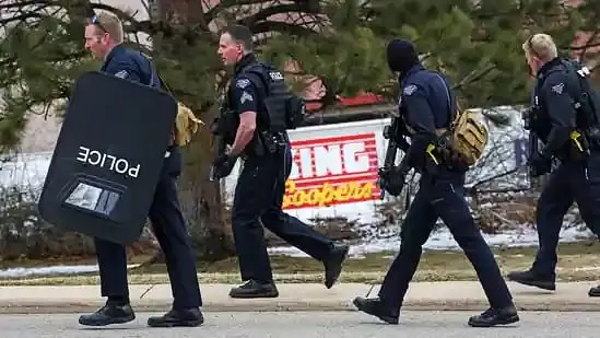 അമേരിക്കയില്‍ വെടിവെപ്പ്: പൊലീസ് ഉദ്യോഗസ്ഥനടക്കം 10 പേര്‍ കൊല്ലപ്പെട്ടു