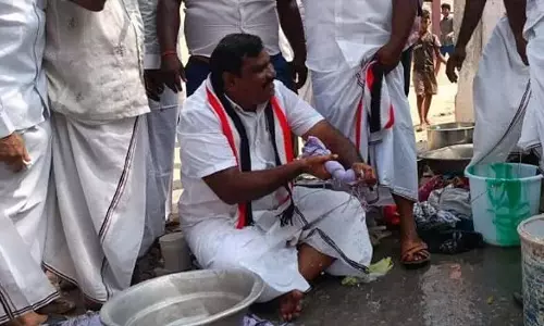 വോട്ടർമാരുടെ വസ്​ത്രമലക്കി വൈറലായി സ്​ഥാനാർഥി; ജയിപ്പിച്ചാൽ വാഷിങ്​ മെഷീൻ  -വീഡിയോ കാണാം