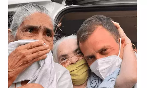 അമ്മച്ചിയെ കണ്ടാൽ 55 വയസ്സേ തോന്നൂവെന്ന് രാഹുൽ. 72 വയസ്സായെന്ന് അന്നമ്മ; സ്നേഹബന്ധത്തിനു പ്രായമില്ലെന്ന് രാഹുൽ ഗാന്ധി