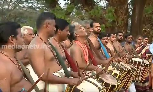 ശബരിമല സന്നിധാനത്ത് വാദ്യമേളം തീർത്ത് ചെറുശേരി കുട്ടൻമാരാരും സംഘവും
