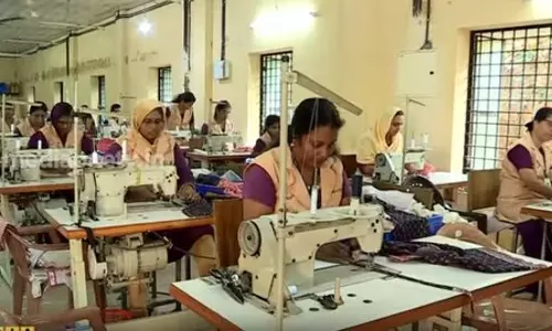 പഴയസാരിയുണ്ടോ? ഈ കുടുംബശ്രീക്കാര്‍ മിനിറ്റുകള്‍ക്കകം തുണിസഞ്ചിയുണ്ടാക്കി തരും  