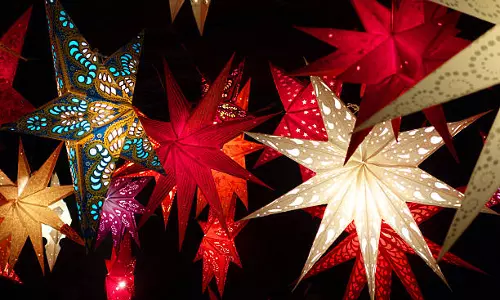 വീൽ ചെയറിൽ ഇരുന്ന്  ചേർത്തലക്കാരൻ അമേഷ് ഹരി നിർമ്മിക്കുന്ന നക്ഷത്രങ്ങൾക്ക് അത്യുന്നതങ്ങളിലാണ് സ്ഥാനം