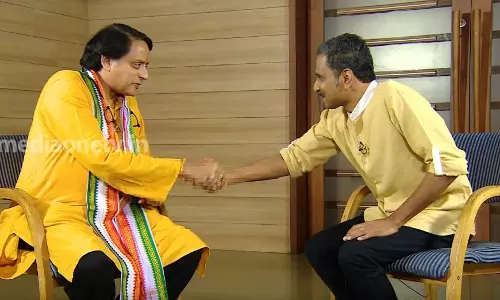 പൗരത്വ നിയമത്തിനെതിരായ പ്രക്ഷോഭം ശരത് പവാര്‍ നയിക്കണമെന്ന് തരൂര്‍