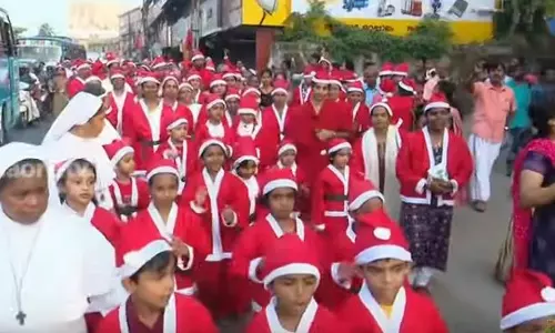 ക്രിസ്തുമസിന്റ വരവറിയിച്ച് ആയിരം ക്രിസ്മസ് പാപ്പാമാരുടെ നഗര പ്രദിക്ഷണം