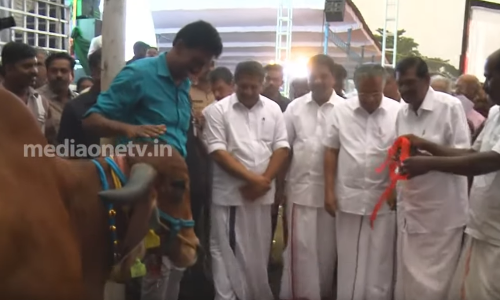 കാര്‍ഷിക മേളയും ഉദ്ഘാടനം ചെയ്ത് ഗീര്‍ പശുവിനെയും കണ്ട് മുഖ്യമന്ത്രി