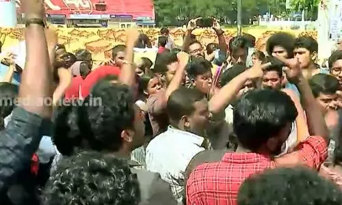 പ്രക്ഷോഭത്തിലും ലാഭക്കൊതിയോ ? പ്രക്ഷോഭത്തിലും ലാഭക്കൊതിയോ ?