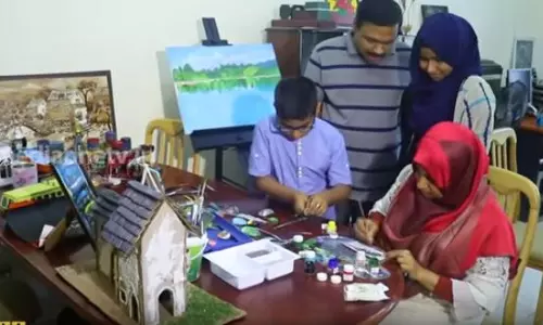 മണലിലും തൂവലിലും നിറം നിറച്ച് ജെബിന്‍ സലീം 