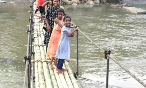 മുണ്ടേരിയിൽ ആദിവാസികൾക്കായി ചാലിയാർ പുഴക്ക് കുറുകെ നിർമ്മിച്ച തൂക്കുപാലം തകര്‍ച്ചയുടെ വക്കില്‍