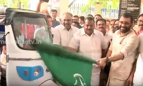 മാറ്റത്തിന്‍റെ വാഹനം റോഡിലിറങ്ങി കോഴിക്കോടെത്തിയപ്പോള്‍ ഓട്ടം നിന്നു  