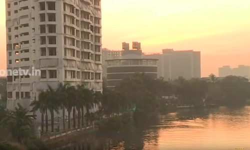 കായലിന്റെ ഇരുഭാഗത്തായി തലയുയര്‍ത്തി നില്‍ക്കുന്ന കൂറ്റന്‍ കെട്ടിടങ്ങള്‍; മരടിലെ അവസാന കാഴ്ചകള്‍