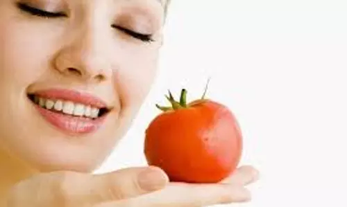 മുഖം തിളങ്ങാന്‍ ഒരു തക്കാളി മതി