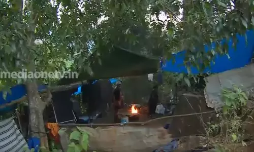 മകരവിളക്കിന് ഇനി രണ്ട് ദിവസം മാത്രം; പര്‍ണ്ണശാലകള്‍ കെട്ടി അയ്യപ്പന്മാര്‍  