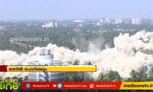 മരടില് പൊടിശല്യം, മാലിന്യം നീക്കാന് തിരക്കിട്ട നീക്കം മരടില് പൊടിശല്യം, മാലിന്യം നീക്കാന് തിരക്കിട്ട നീക്കം