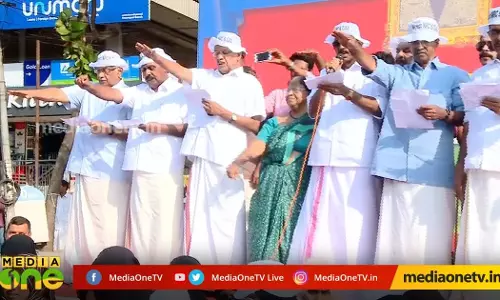 കോണ്ഗ്രസുകാര്ക്ക് പിടിവലി കൂടാന് കിട്ടിയ ചങ്ങല കോണ്ഗ്രസുകാര്ക്ക് പിടിവലി കൂടാന് കിട്ടിയ ചങ്ങല