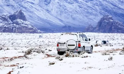 സൗദിയില് തണുപ്പ് വീണ്ടും ശക്തമായി; ഐസ് വീഴ്ച തുടരുന്നു സൗദിയില് തണുപ്പ് വീണ്ടും ശക്തമായി; ഐസ് വീഴ്ച തുടരുന്നു