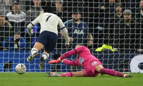 എഫ്.എ കപ്പില്‍ സണ്ണിന്റെ ‘ഡൈവിംങ്’ പെനല്‍റ്റി ടോട്ടന്നത്തെ രക്ഷിച്ചു